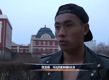 活动最后，在主持人的带动下学生们用手机灯光营造出星光，与主创合照